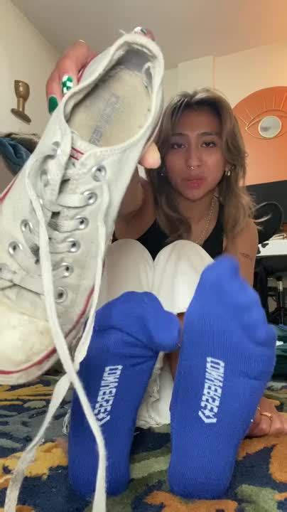 Amateur Latina Takes Her Running Shoes And Socks Off And Shows Her Sexy