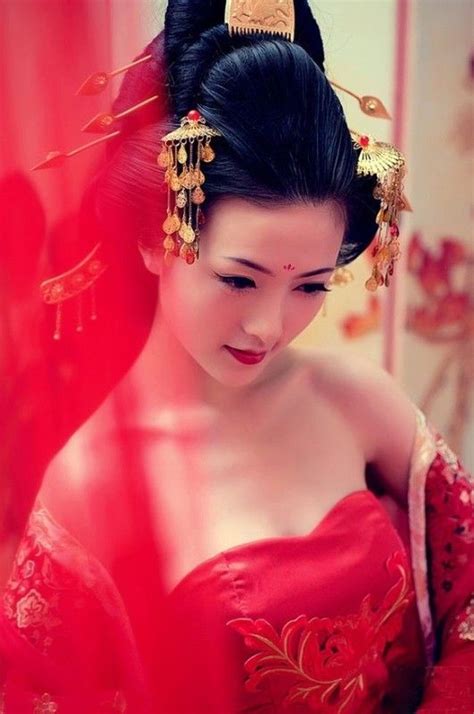 Chinese Bride In A Blend Of Tang Dynasty And Modern Dress Lovely