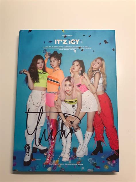 Itzy Kpop Yuna Signed Album In 2020 With Images Itzy