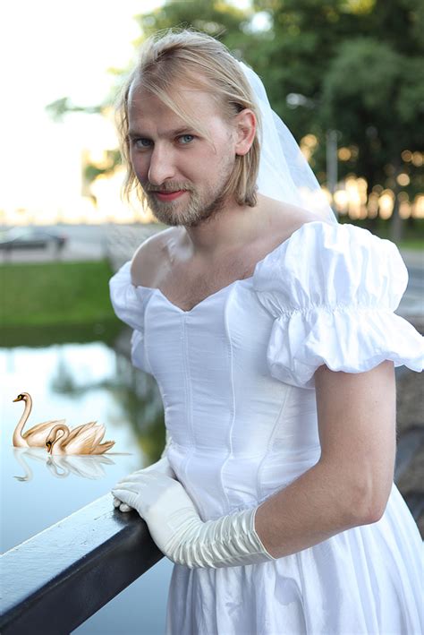 ヒゲの花嫁ロシアを行く、純白のウエディングドレスに身を包んだ男性の美麗写真 gigazine