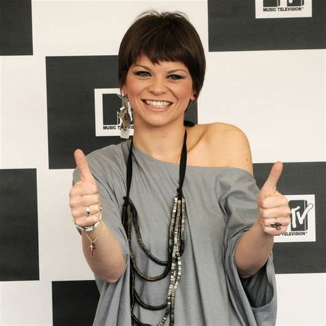 Il taglio di capelli di alessandra amoroso è il più copiato dell'estate ondulature che. Alessandra amoroso capelli corti