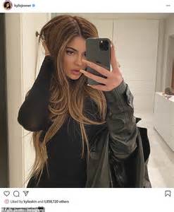 Kylie Jenner Tries On Luxurious Honey Blonde Hairdo Daily Mail Online