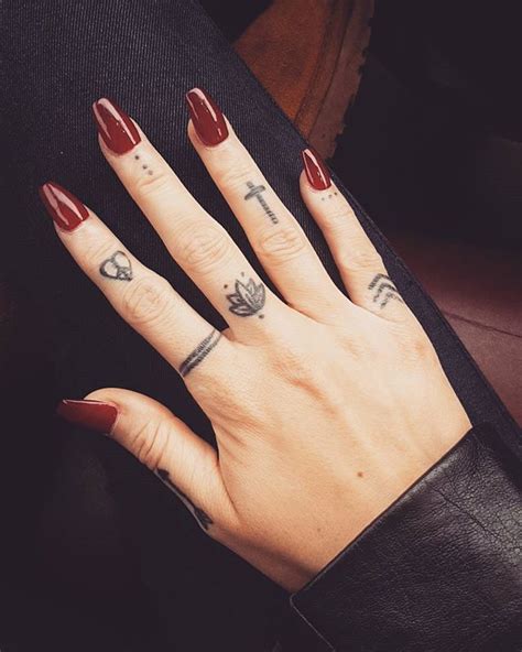 33 Small And Meaningful Finger Tattoos Ideas Small Finger Tattoos