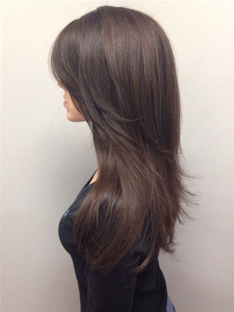 Laetitia guenaou punta su tagli capelli ricci stile pixie shaggy con scalatura multilivello e riflessi dal grigio al biondo burro, mentre . Tagli capelli lunghi scalati a punta dietro â Acconciature Medi