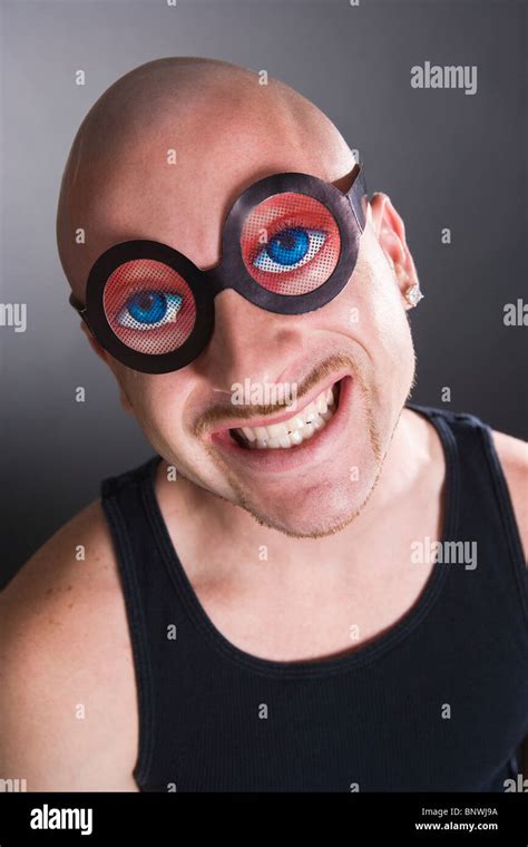 homme chauve portant des lunettes drôles smiling portrait photo stock
