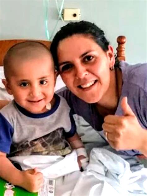 la felicidad de una madre su hijo de 3 años se curó de cáncer en plena