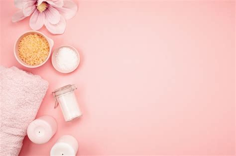 produits de beaute  spa feminins outils  cosmetiques sur fond rose