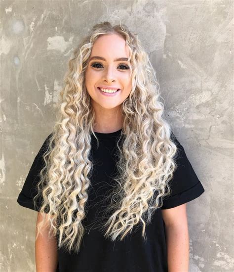 36 blonde curly hair ideas trending this year