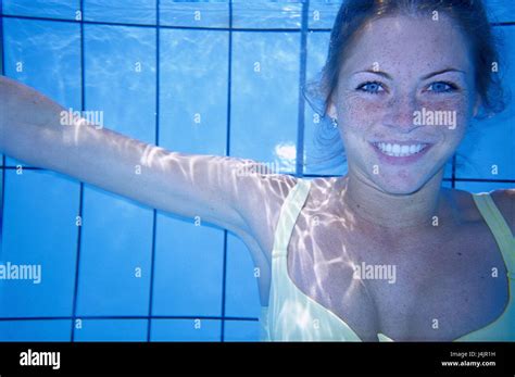 schwimmbad unterwasser aufnahme frau gluecklich portraet unter wasser