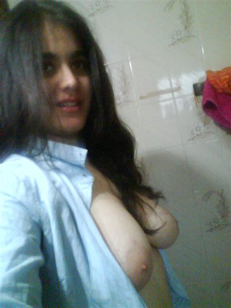 sweet indian girl shooting her own naked pics at indian paradise