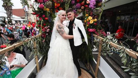 lesbian couple become first in new zealand to get married