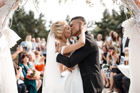 memorable  kiss   wedding ceremony