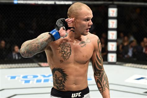 home invader tries to rob ufc star puts up a good fight