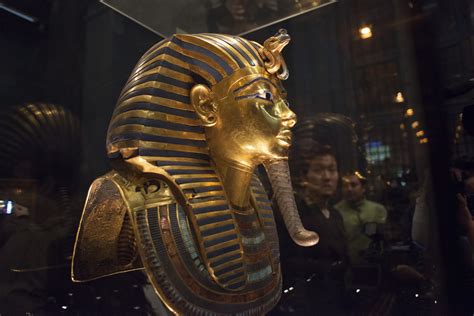 Egyptians Who Allegedly Scratched King Tut S Mask With