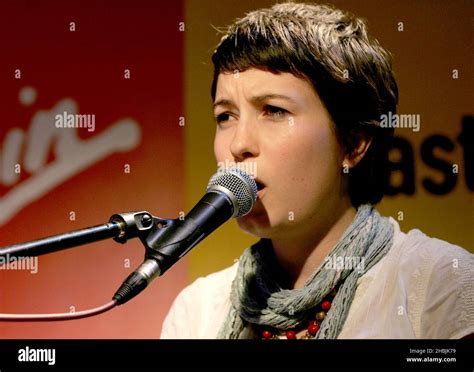 Missy Higgins Aussie Songstress Performs Live And Signs Copies Of