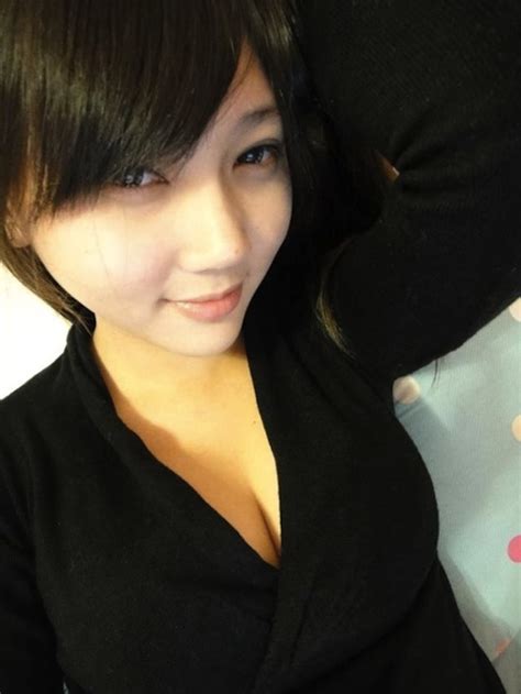 Taiwanese Teenager Shows Cleavage Becomes Minor Internet