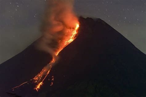 Merapi Volcano Erupts Spews Hot Lava Archipelago The Jakarta Post