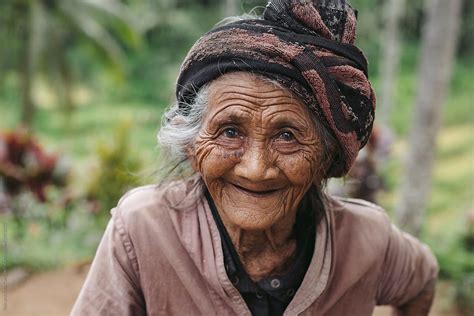 portrait of an old wrinkled balinese woman in nature del colaborador