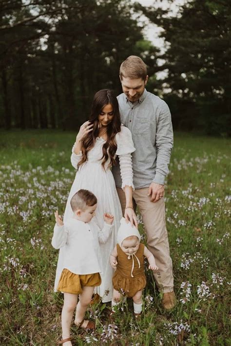summer family photo outfits  perfect   inspire