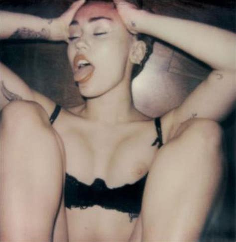 Miley Cyrus Nue Dans V Magazine Behind The Scenes