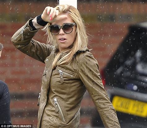 abbey crouch tries to hide from the rain by using her daughter sophia s