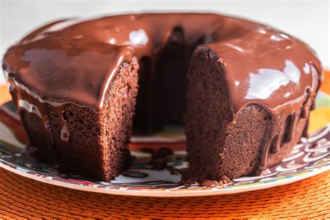 bolo tradicional de chocolate  calda de chocolate bakespot