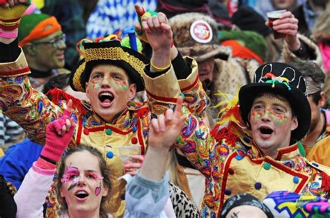 markt  weert wordt grotendeels overdekt met carnaval de limburger