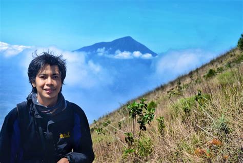 15 Pendaki Ganteng Indonesia Yang Bikin Semangat Mendaki