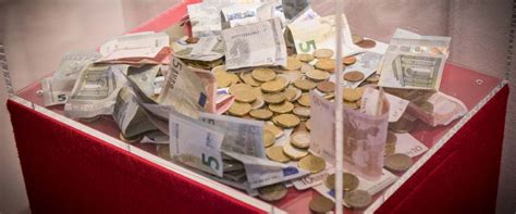 stijgende kosten leiden tot krimp donatiebudget nederlander abn amro bank