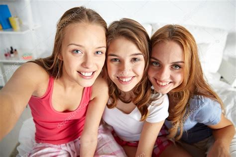 gelukkig vrienden of tiener meisjes nemen selfie thuis — stockfoto © syda productions 103152710