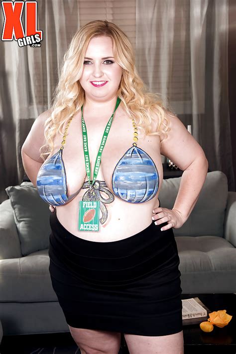 blonde ssbbw nikky wilder exposing huge floppers before masturbating all fat pics