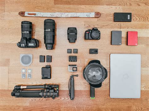 essential travel photography gear whats   camera bag