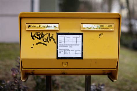 zu viele sms und  mails deutsche post kuerzt leerung von briefkaesten