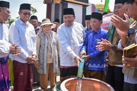 Awali Jumat Salam Di Lombok Timur Pj Gubernur Ntb Serahkan Bantuan Air