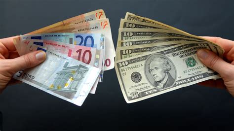euro bursts  resistance dollar holds    year