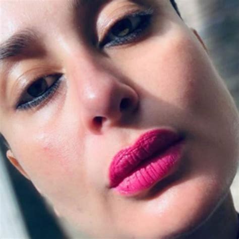 Kareena Kapoor Khan Flaunts Her Pink Lips In A Beautiful Selfie Style Pk