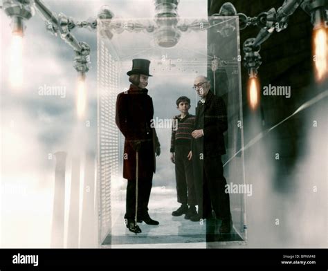 Johnny Depp Freddie Highmore And David Kelly In Der Glas Aufzug Charlie