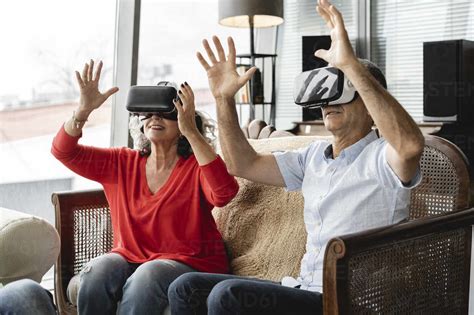 Glückliche Geschäftskollegen Die Einen Virtual Reality Simulator