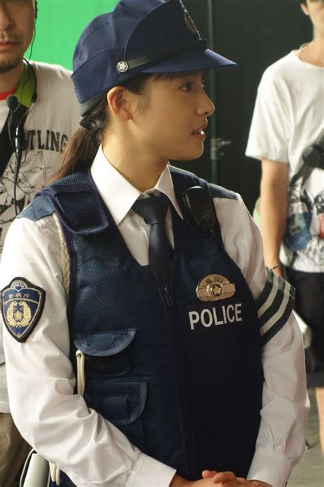 【画像】女性警察官、とんでもなくエチエチな私服を持っていたw W W W W ワッフル！