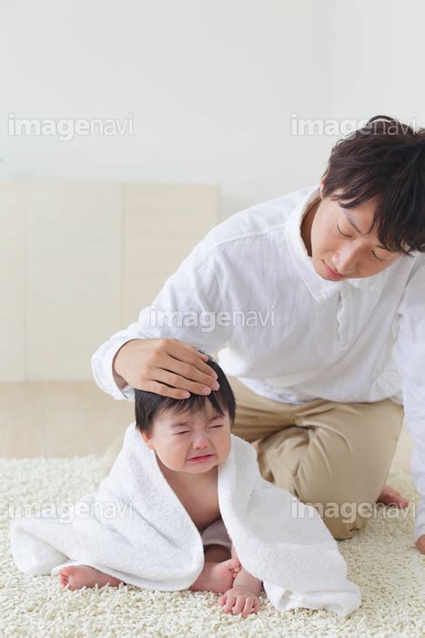 【裸の泣き顔の赤ちゃんとお父さん】の画像素材 13720063 写真素材ならイメージナビ