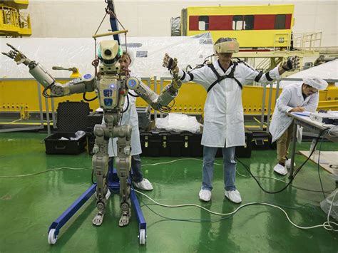 ar  robots  guide   world  robotics