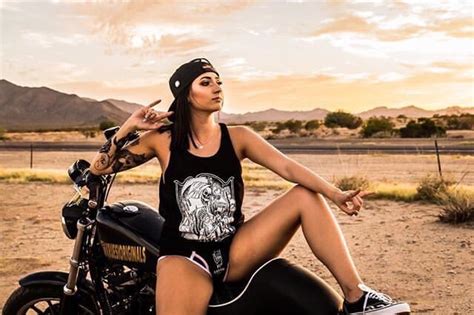 Pin By Sergo On Girls And Motorcycles Motorcycle Girl Biker Chic
