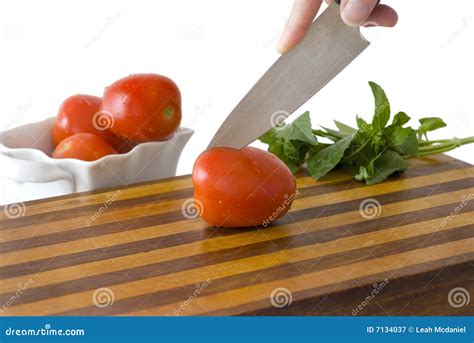 het snijden van een tomaat stock afbeelding image  koken