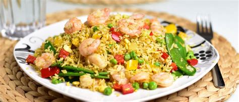 gebratener reis mit garnelen und gemuese  spices