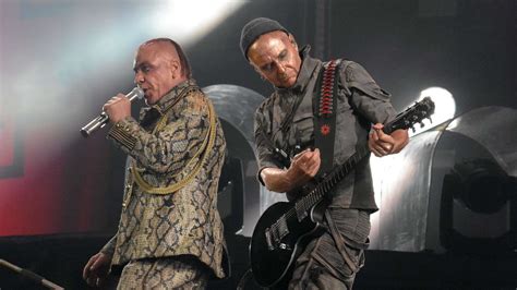 rammstein begeistern zum tourauftakt ihre fans in gelsenkirchen fotos