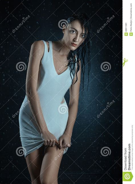 Mulher Molhada Em Um Vestido Imagem De Stock Imagem De