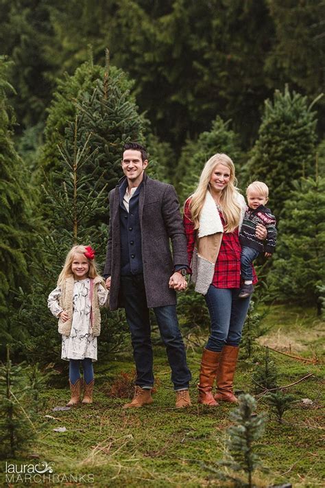 pin  breana ayers  christmas tree photo shoot family christmas pictures outfits christmas