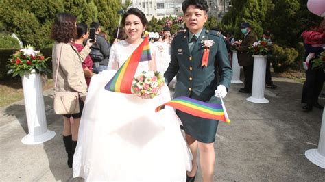 taiwan 2 gay couples tie the knot in historic step for