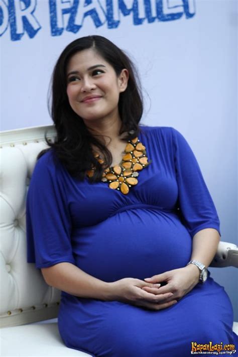 foto dan gosip artis cantik selebritis foto dian sastro hamil 9 bulan