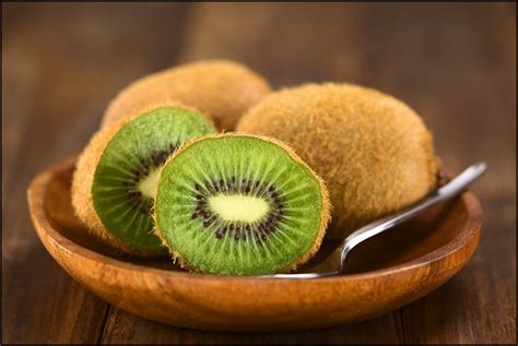 important health benefits  kiwis kiwifruit  reasons